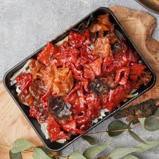 Picture of Beef in sweet sour spicy sauce with black mushrooms on pan (half portion) 